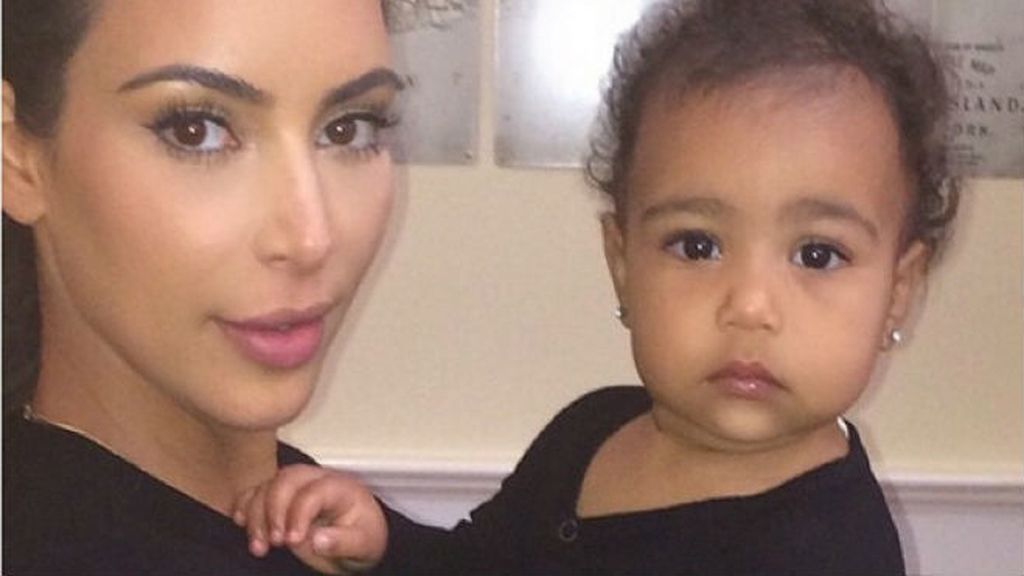 La reina de los selfies nos presenta a su sucesora... así posa ya North West con mamá Kim