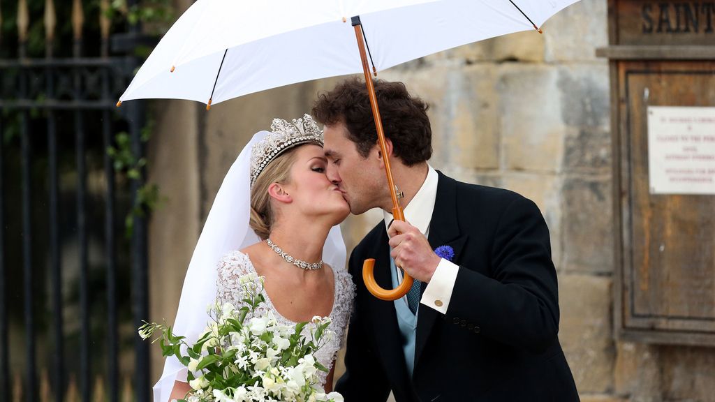 Lady Melissa Percy y Thomas van Straubenzee se besan, ya como marido y mujer