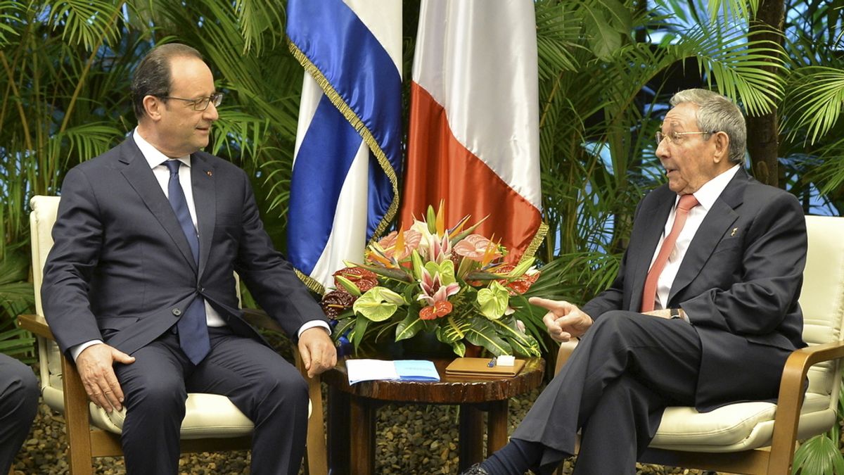 Hollande saluda a Raúl Castro en su primera visita a Cuba