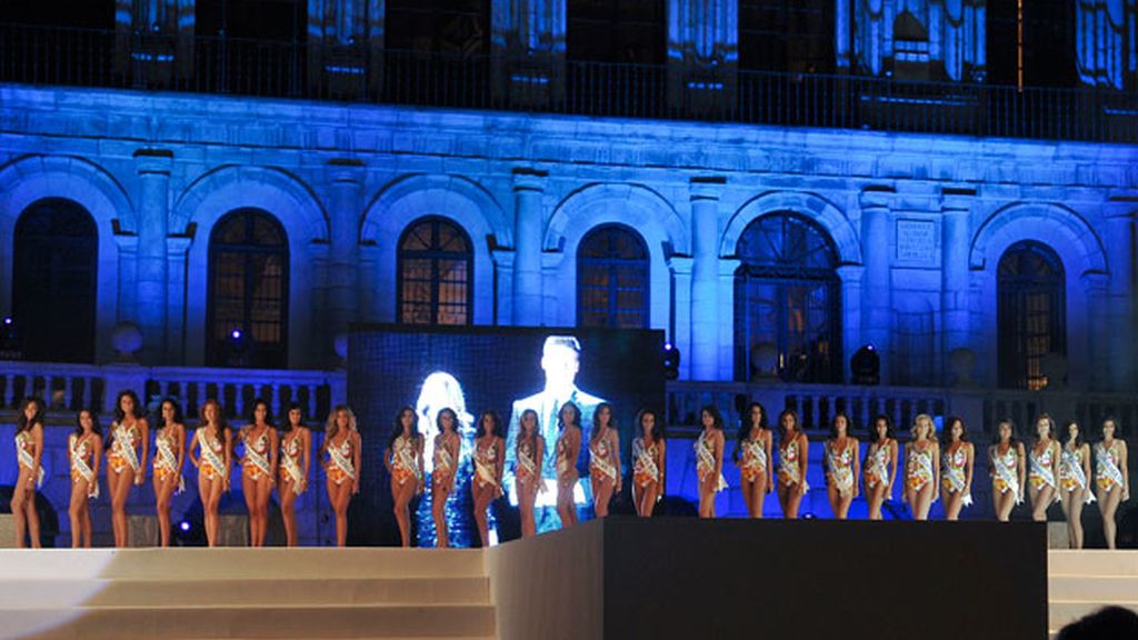 Las candidatas a Miss España, en la Plaza del Ayuntamiento de Toledo