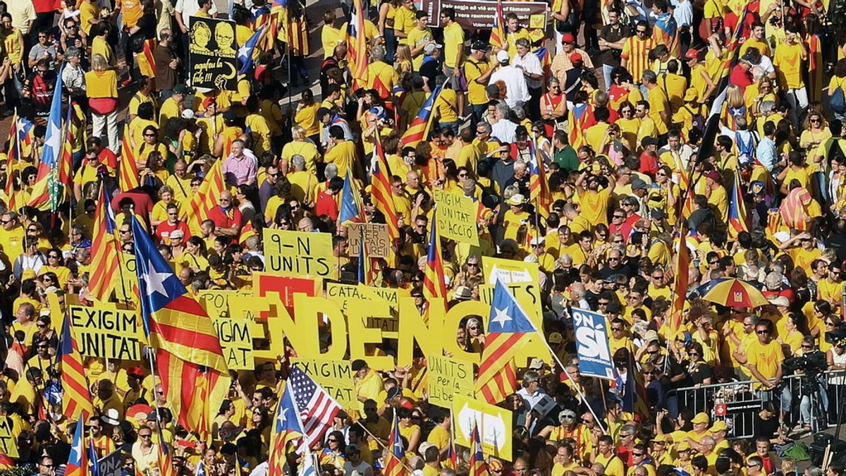 Miles de personas participan en la concentración convocada en la plaza de Cataluña de Barcelona por la Assemblea Nacional Catalana (ANC) y Òmnium Cultural