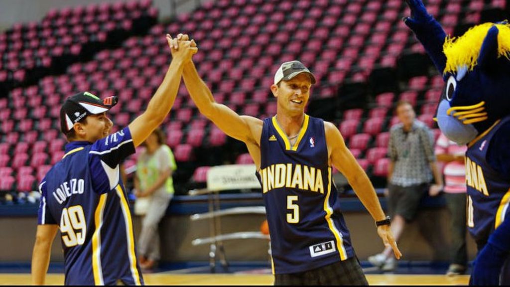 Las estrellas de MotoGP™ se citan con los Indiana Pacers