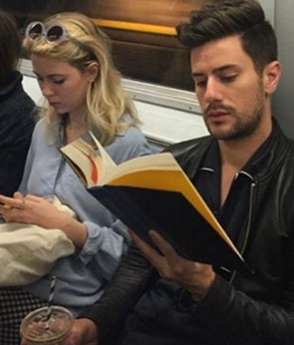 La moda de los 'Hot Dudes Reading' que arrasa en las redes