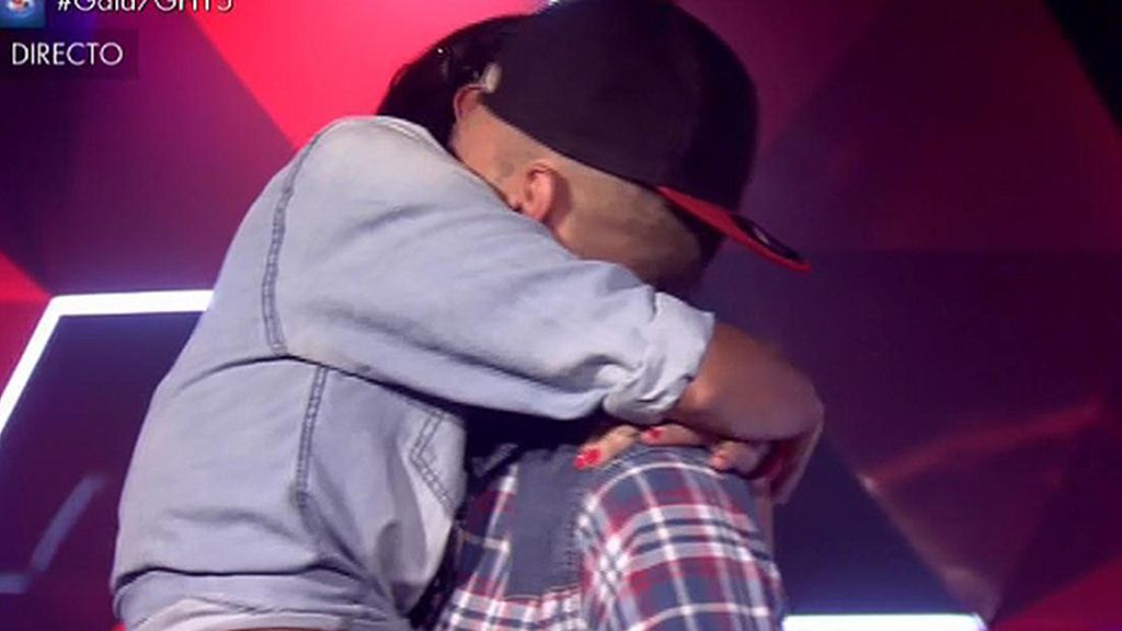 La despedida de Omar y Lucía, beso a beso