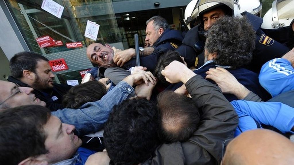 Bronca entre piquetes y policías en Santander Bronca entre piquetes y policías en Santander