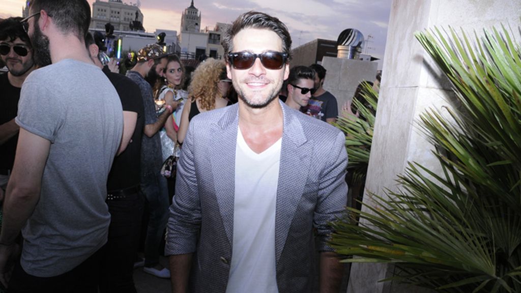 El actor Félix Gómez, con un veraniego traje de Armani