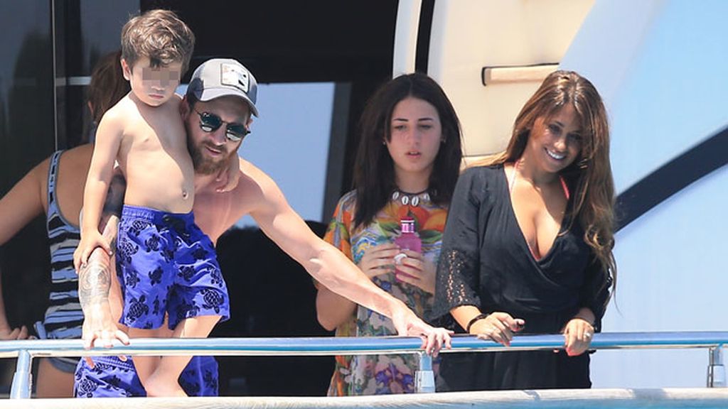 Bañador de tortugas a juego con su hijo y yate en Ibiza: las vacaciones de Messi