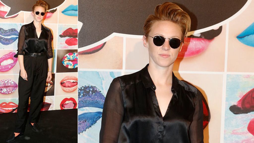 Elly Jackson (La Roux) de 'total black' con camisa de raso y gafas de sol