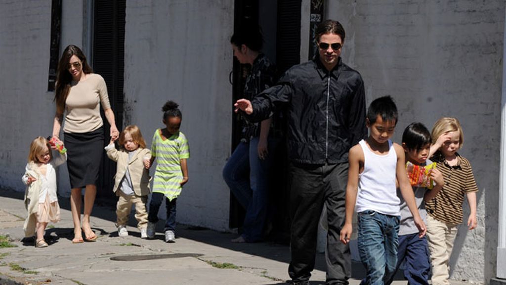 El paseo de Brad Pitt, Angelina Jolie y sus seis hijos por Nueva Orleans