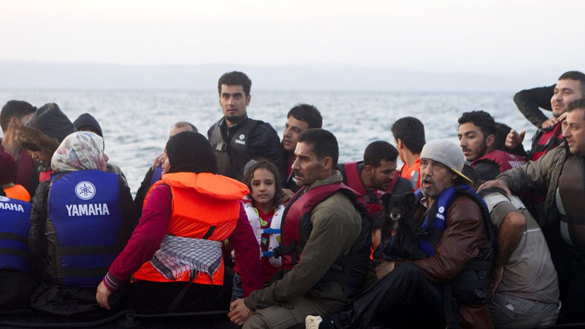 Refugiados en una patera rescatados en Lesbos