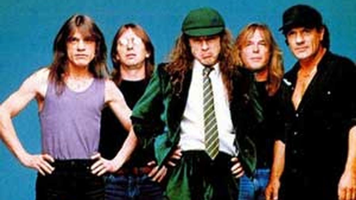 En los inicios de AC/DC se decía que eran demasiado punkis para los rockeros y demasiado rockeros para los punkis, una mezcla que no encajaba en ningún estilo y que acabaría por fracasar.