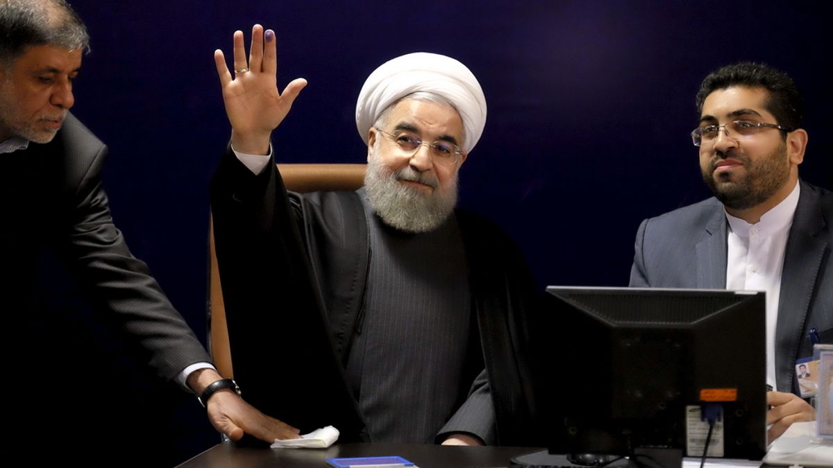 Rohani saluda durante un acto