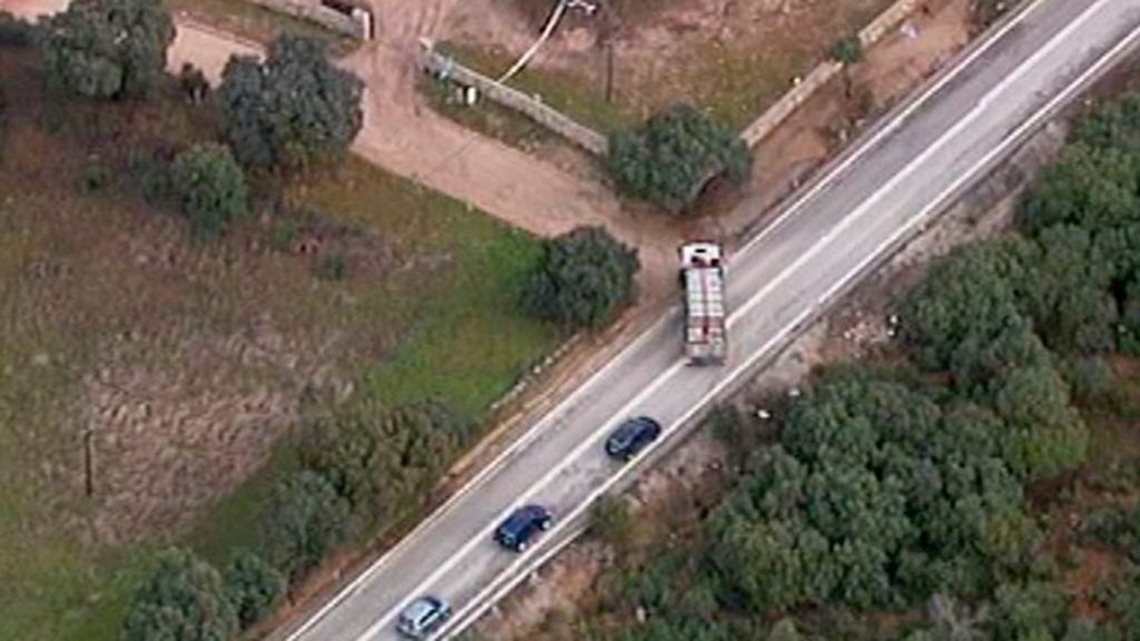 Un camión comete una infracción de tráfico en una carretera secundaria Un camión comete una infracción de tráfico en una carretera secundaria