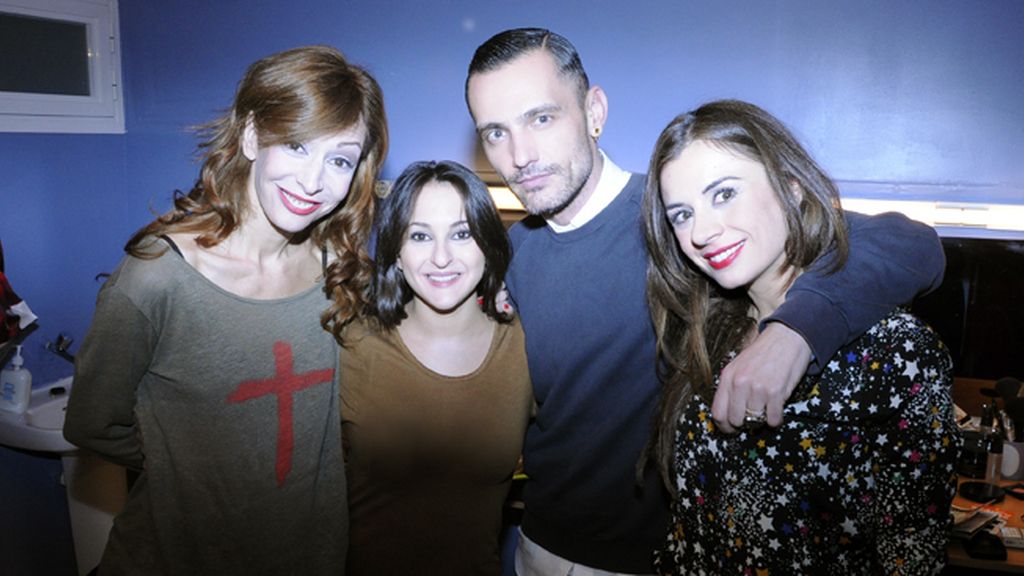 David Delfín, diseñador del vestuario de la obra, junto a sus protagonistas