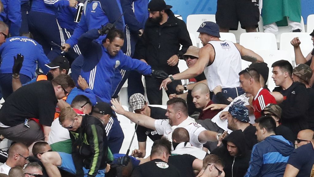 Los 'hooligans' se enfrentaron con la seguridad del estadio y la Policía francesa