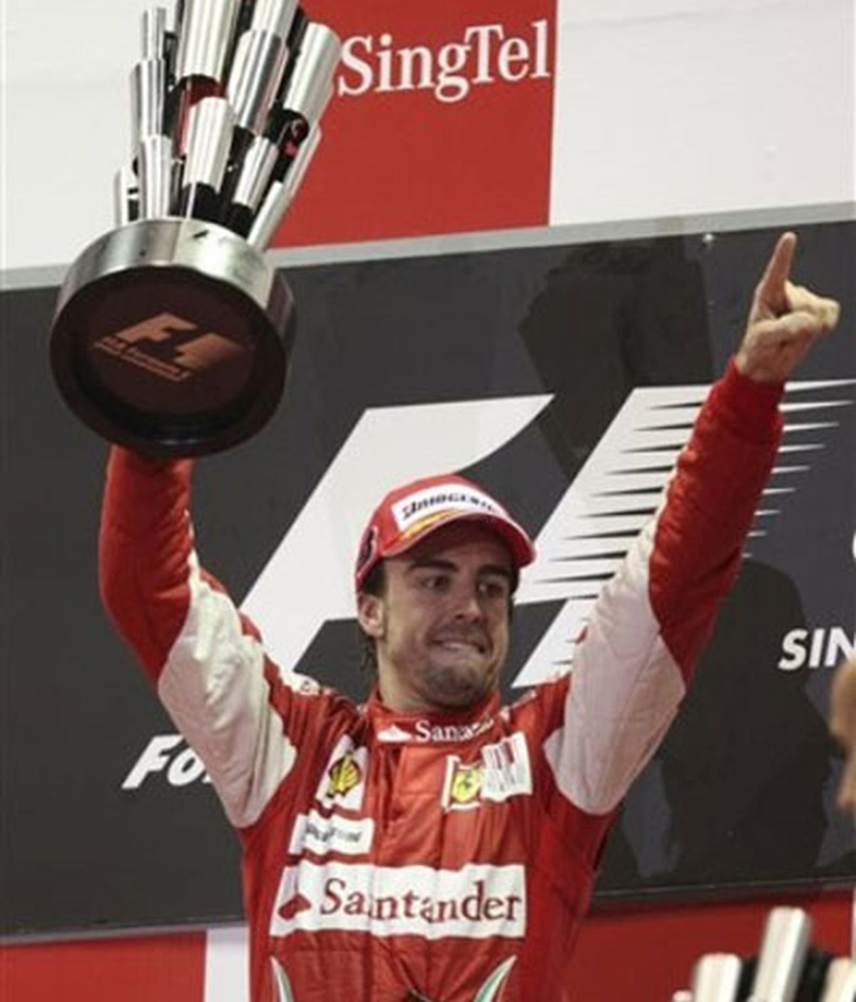 Victoria de Alonso en Singapur tras un épico duelo ante Vettel. Foto: AP