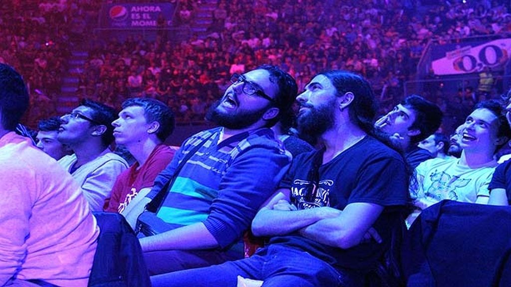 Miles de aficionados jalean a los equipos durante las finales de la 'LCS' en Madrid