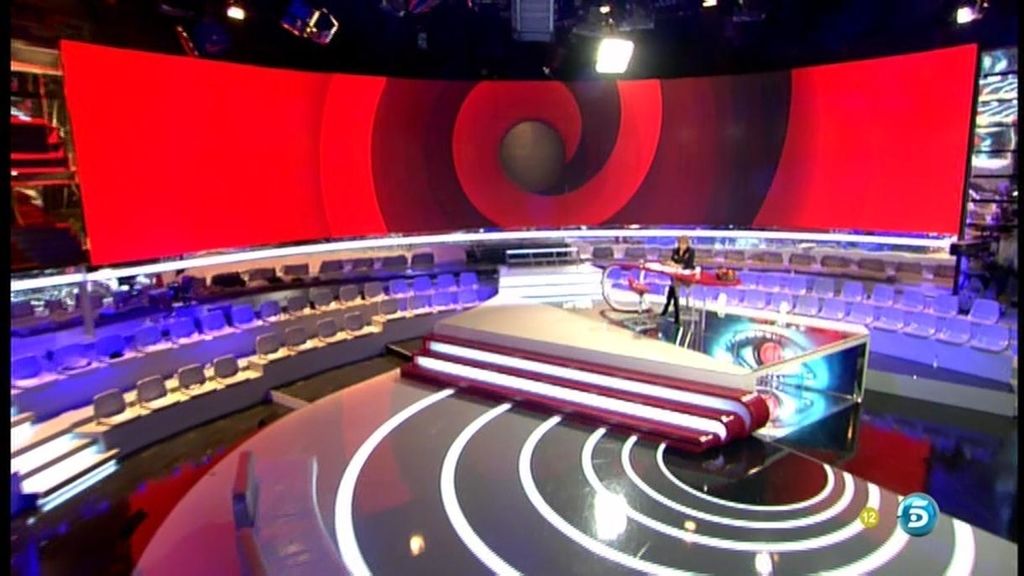 La presentadora desaloja el plató para quedarse sola con el 'pelocho'