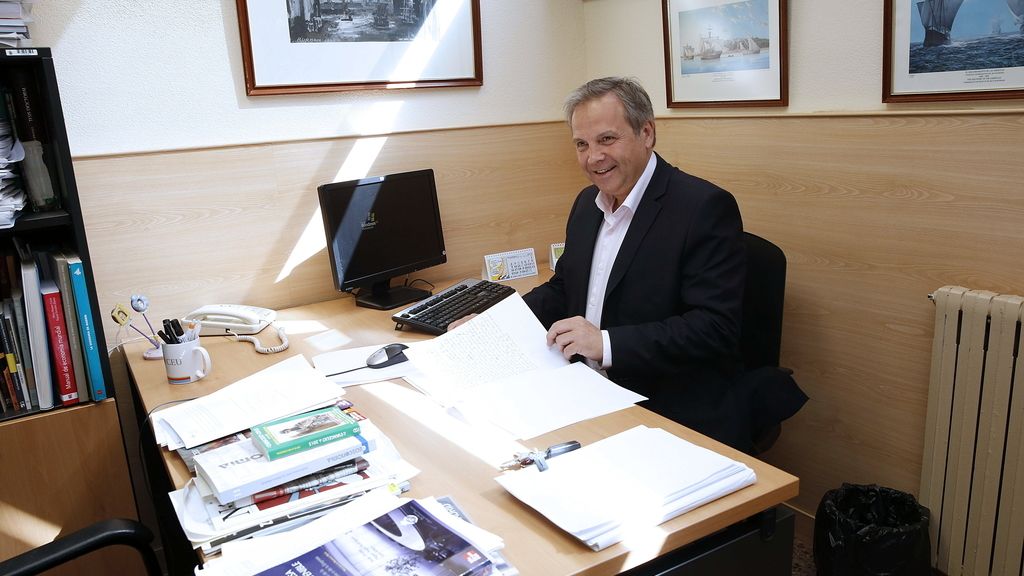 Antonio Miguel Carmona corrige exámenes