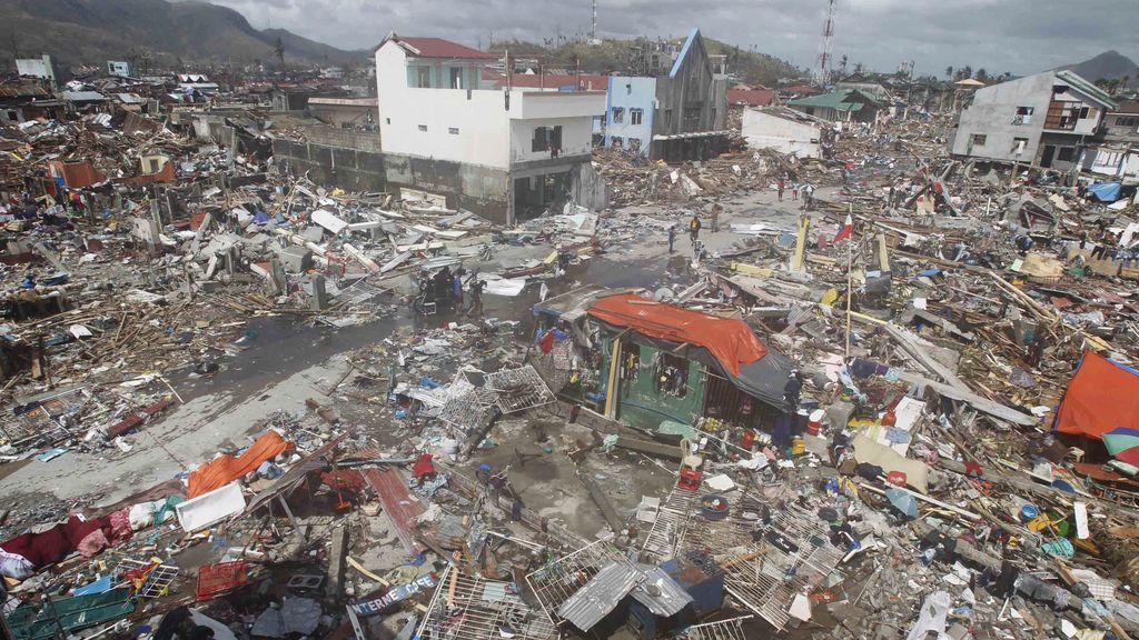 El tifón Haiyan arrasa miles de hogares a su paso