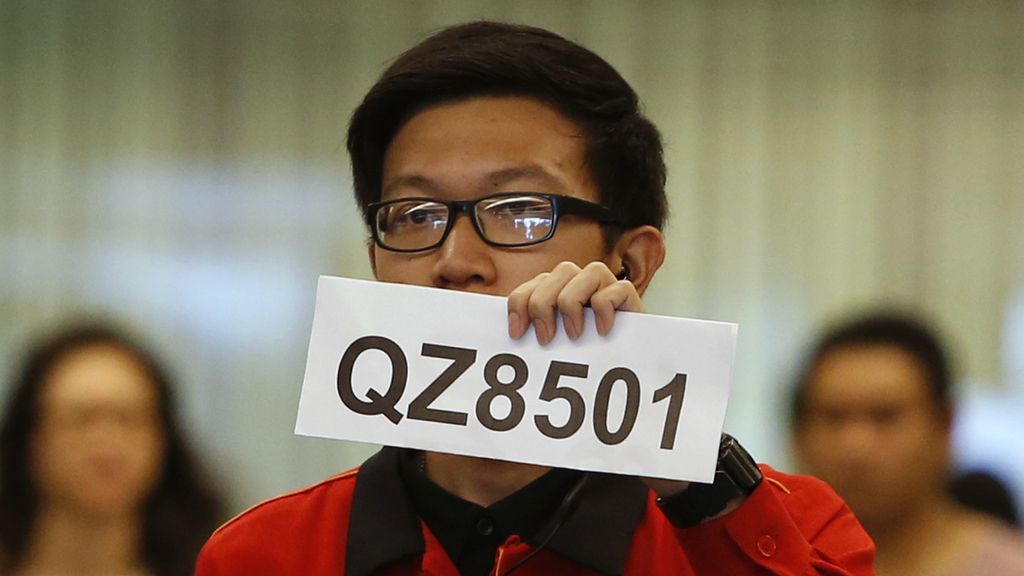 Desaparece un avión de AirAsia con 162 personas a bordo