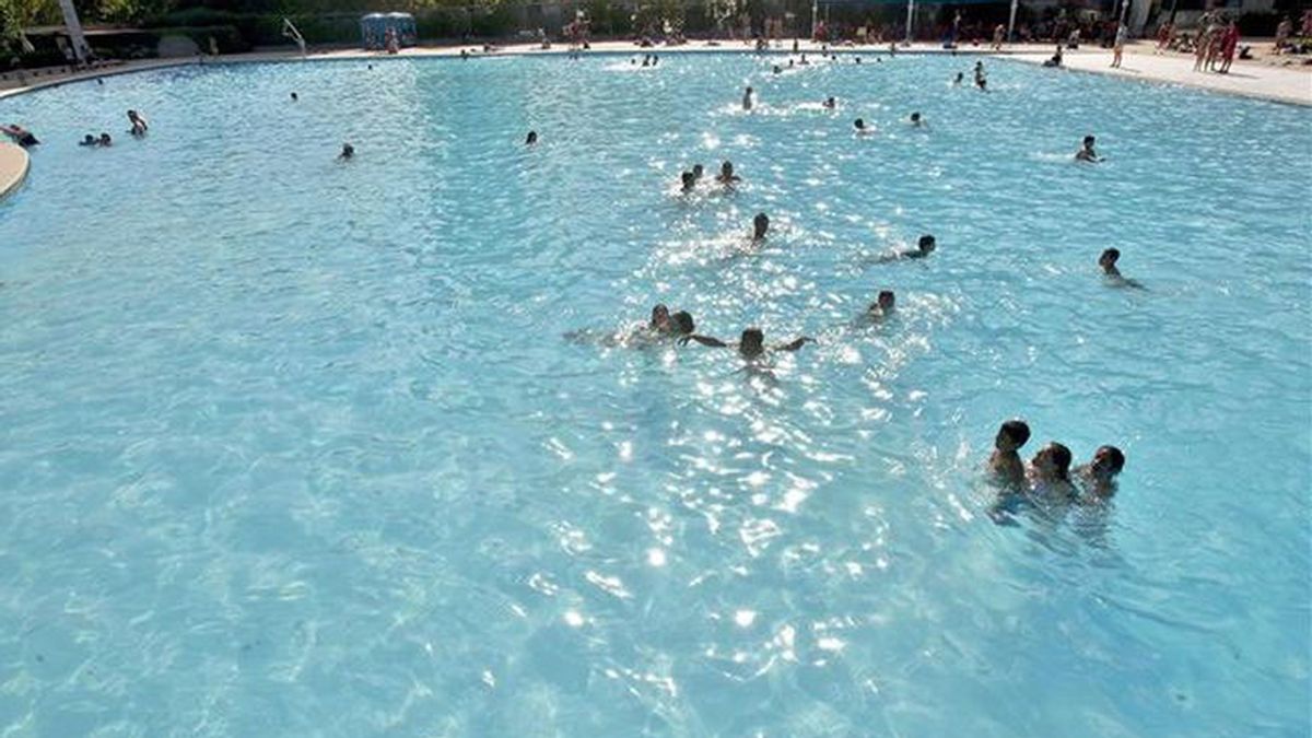Personas bañándose en una piscina