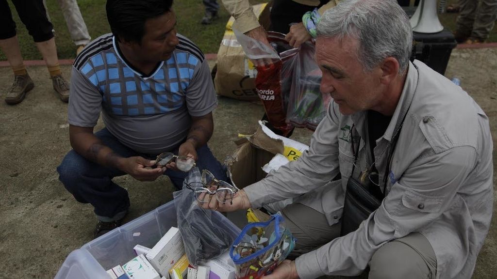 La organización de la Ruta Quetzal BBVA hace entrega de medicamentos y gafas a la comunidad wounaan