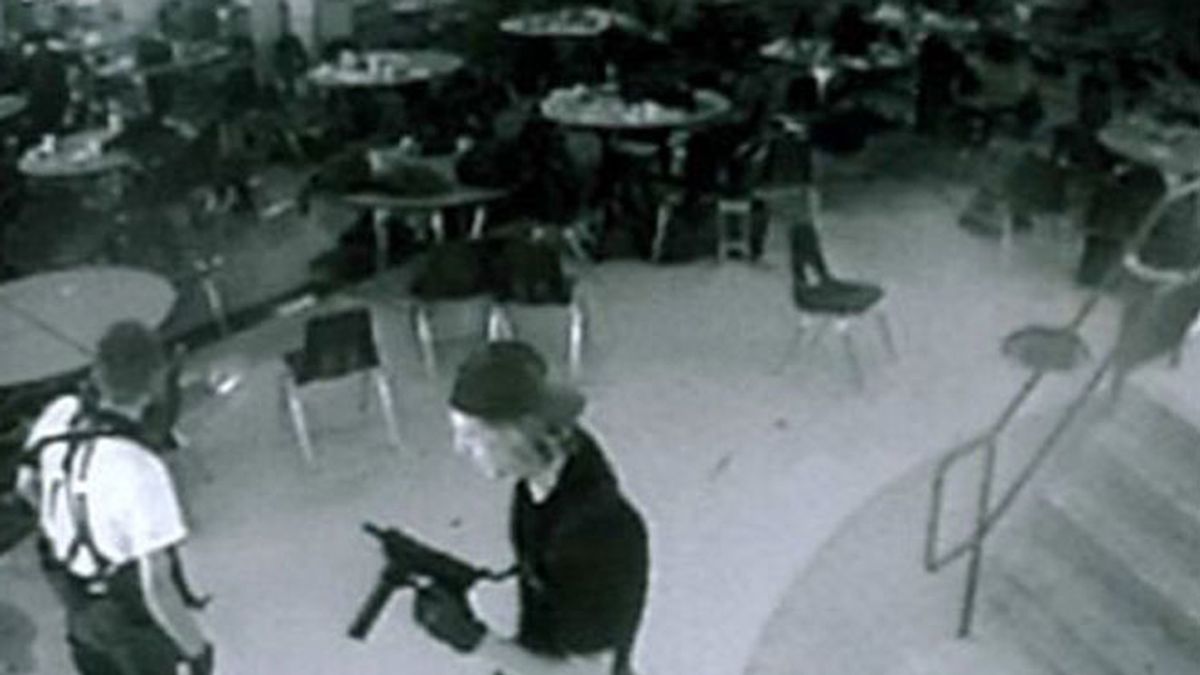 Fotograma de las imágenes grabadas por una cámara de seguirdad del instituto de Columbine donde se produjo la matanza.