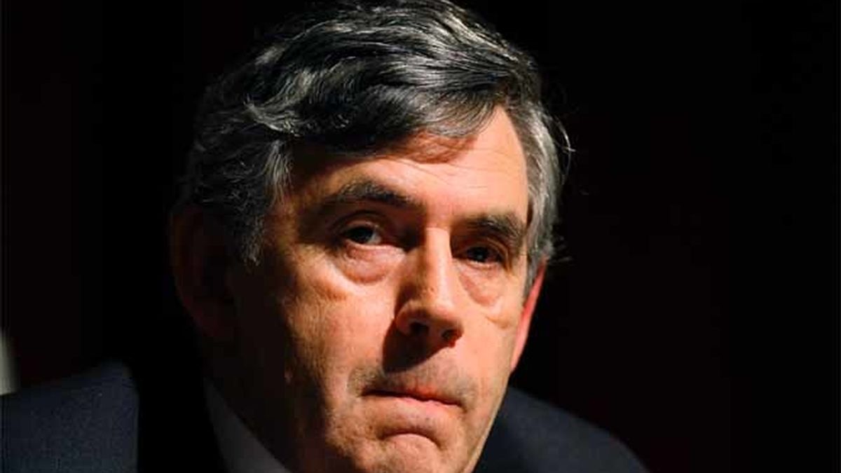 El Primer Ministro británico, Gordon Brown, escucha a los delegados durante una sesión de preguntas y respuestas en el sindicato GMB del congreso anual en Blackpool, en el norte de Inglaterra