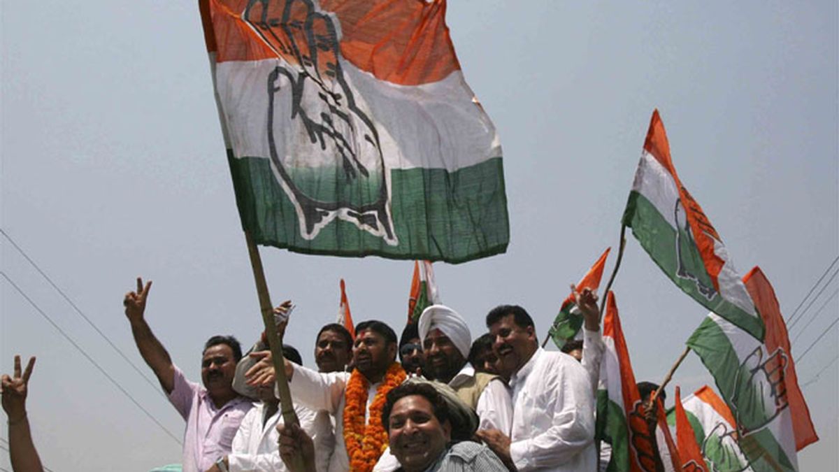 Celebrando la victoria del Partido del Congreso, en India