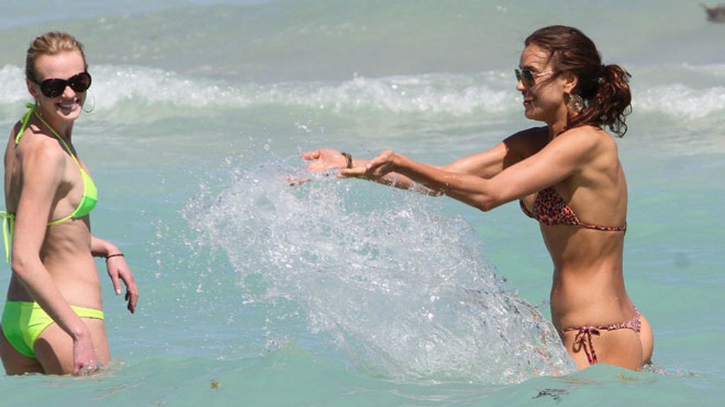 Irina Shayk; jueguecitos en la playa con la modelo Anne Vyalitsyna