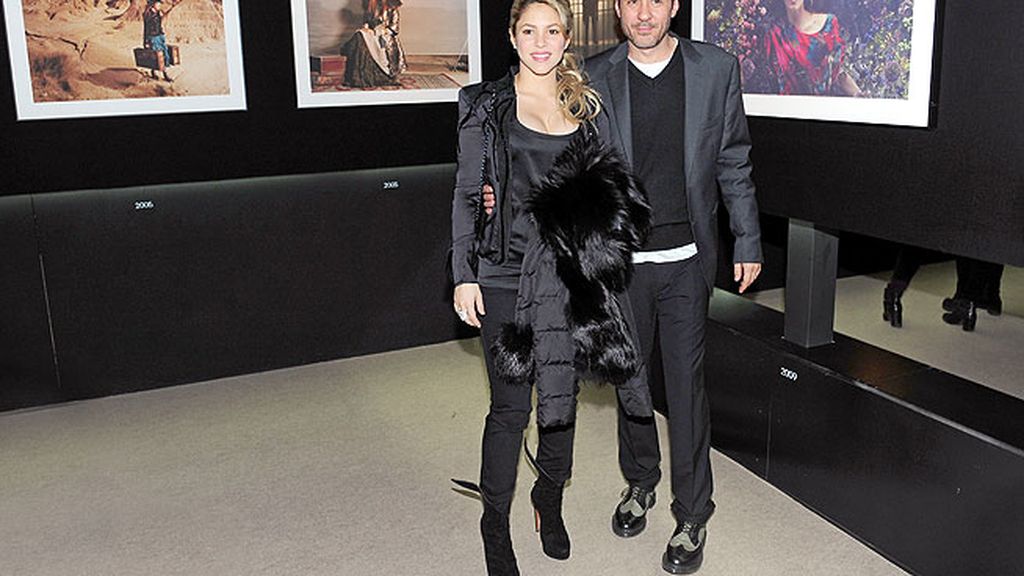 Shakira luce escote en su primera aparición