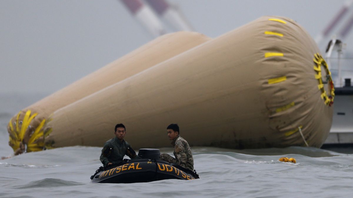 Avistados al menos tres cuerpos en el interior del ferry 'Sewol'
