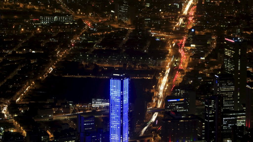 La Torre Colpatria iluminada de Azul (Colombia)