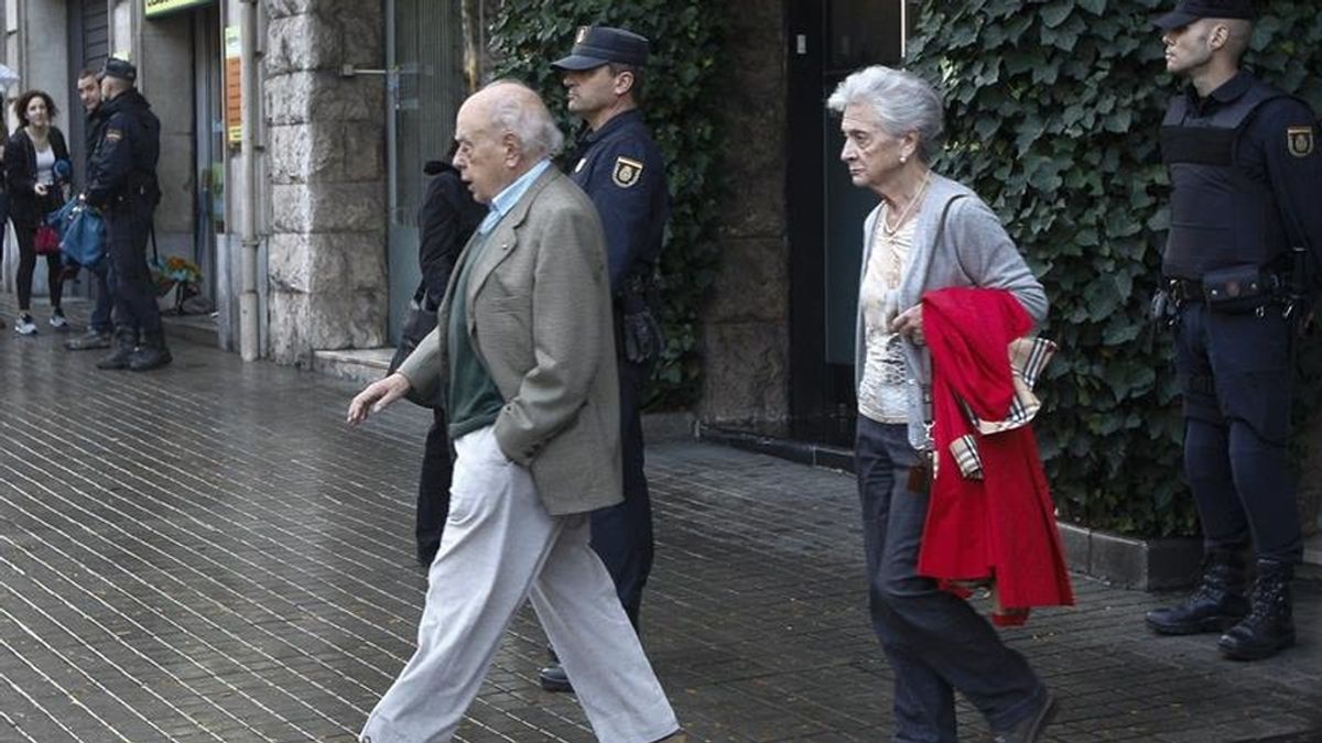Jordi Pujol y Marta Ferrusola salen se su domicilio en Madrid