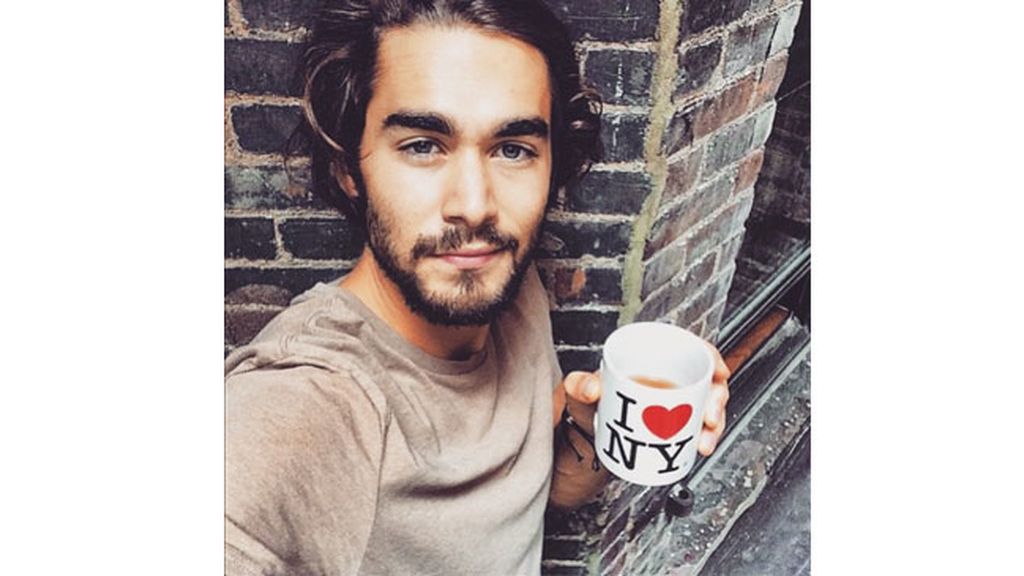 La cuenta @menandcoffee recoge fotos de chicos guapos con cafés
