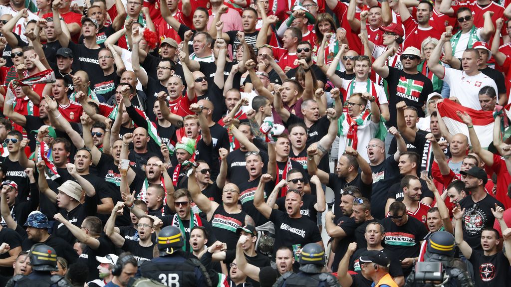 Los 'hooligans' se enfrentaron con la seguridad del estadio y la Policía francesa