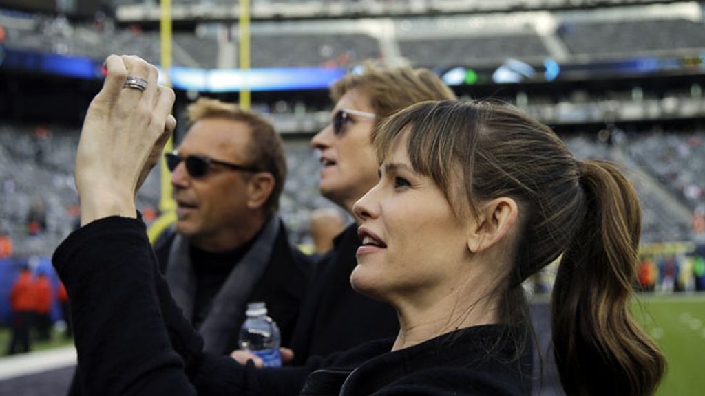 Kevin Costner y Hugh Jackman, bailan a ritmo de Bruno Mars en la Super Bowl
