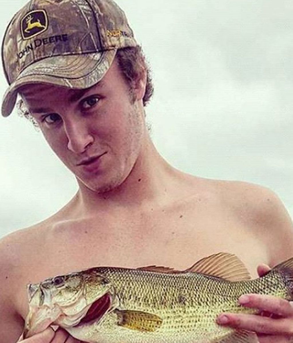 O imitan a las chicas, a modo de sujetador