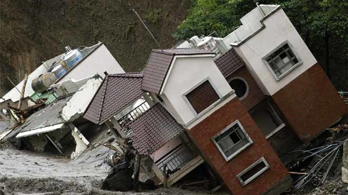 Unas casas son derruidas al paso del tifón Morakot en Taiwan