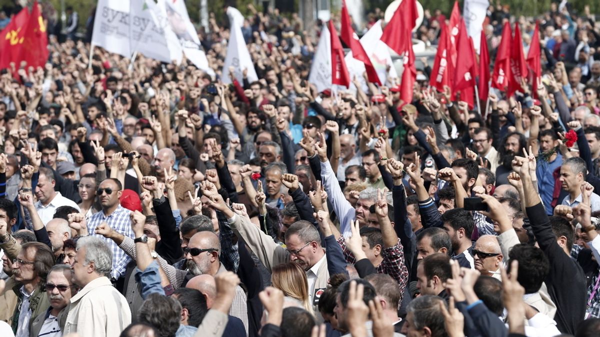 Miles de personas se manifiestan en Ankara con gritos contra el Gobierno