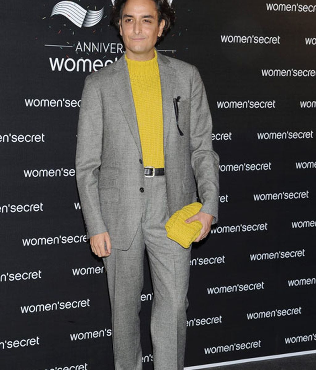 Josie combinó un traje gris y un jersey amarillo