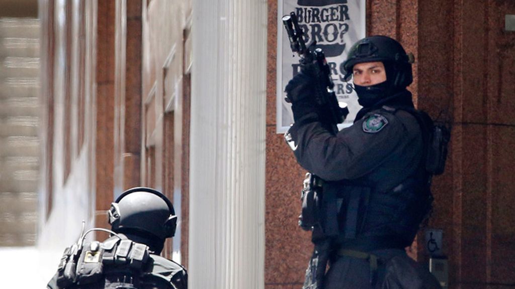 Cinco rehenes han salido del local