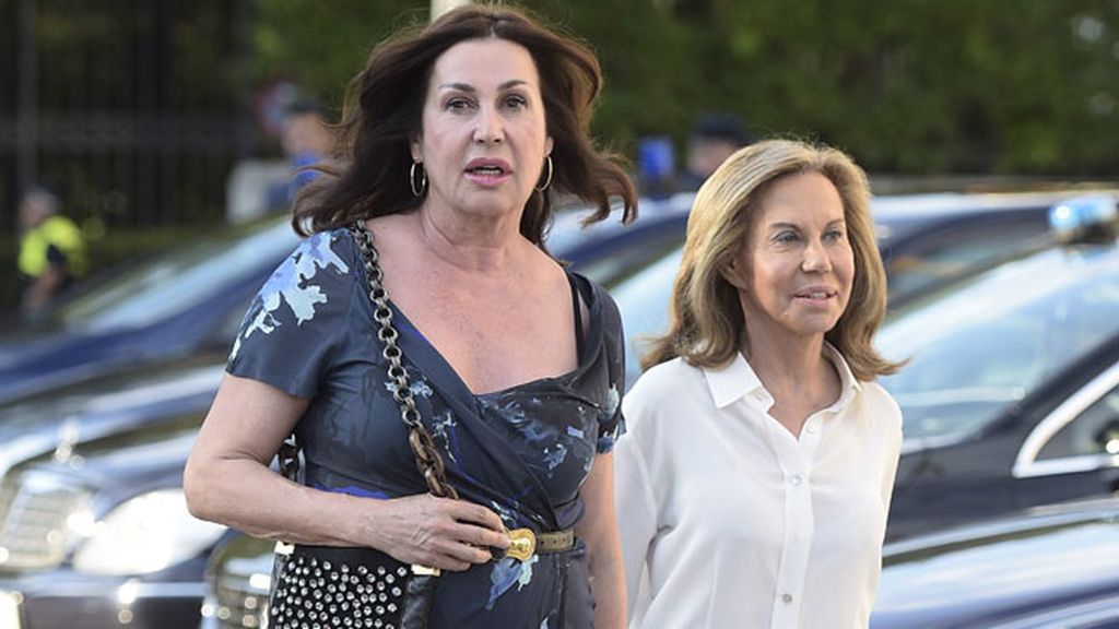 Carmen Martínez Bordiú junto a una amiga