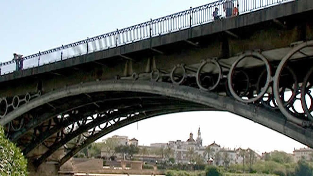 El Puente de Triana es lugar de paso para muchos