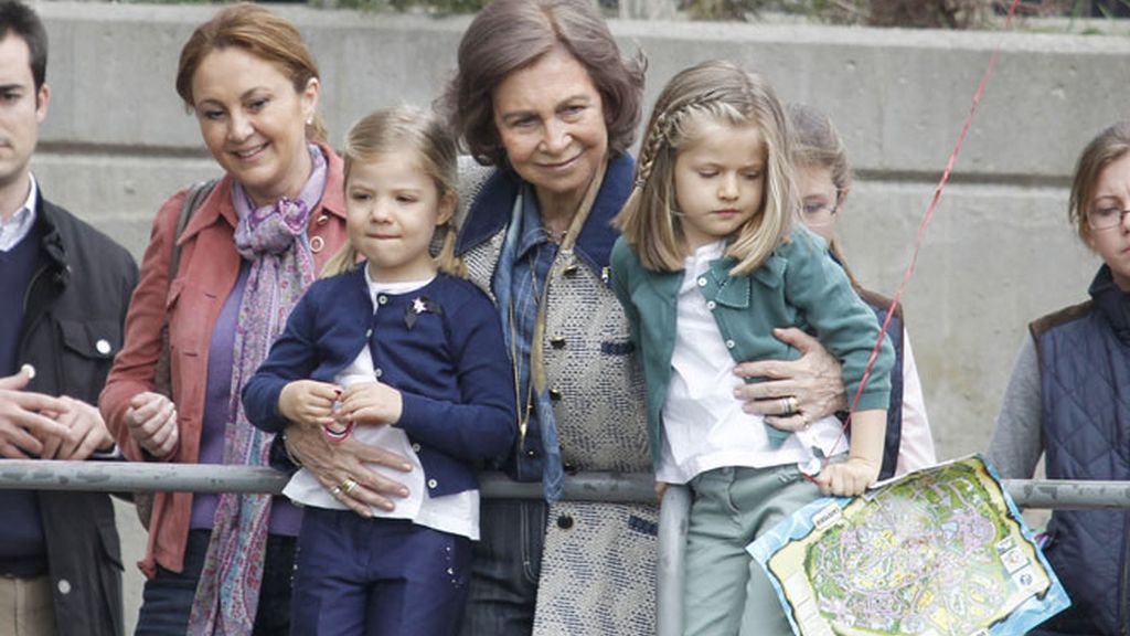 La reina, los príncipes de Asturias y las infantas visitan el zoo de Madrid