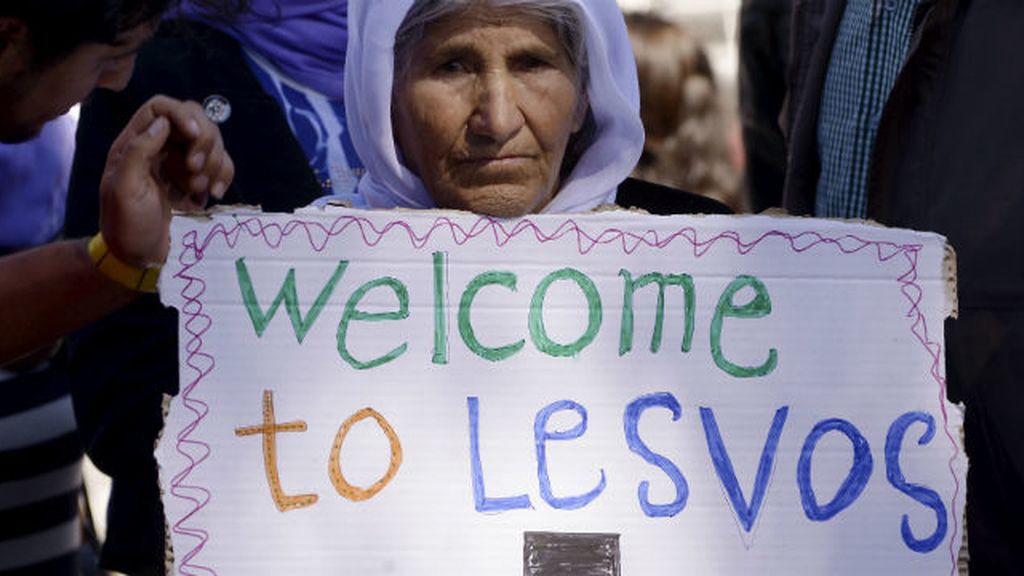 Refugiados dan la bienvenida al Papa en Lesbos