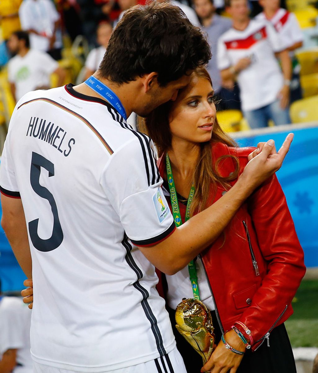 Hummels veía como su novia le pedía posar sola con el trofeo