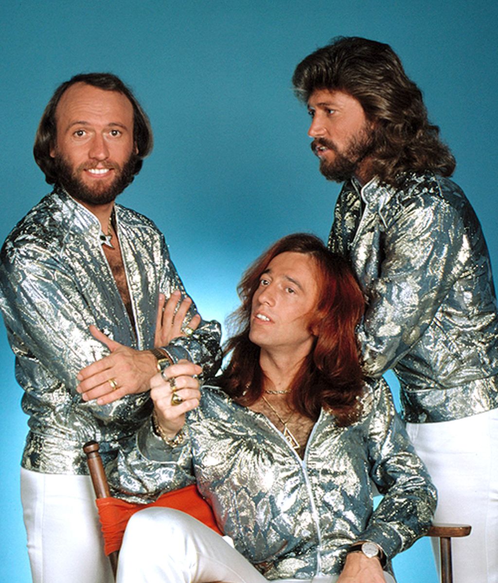 Homenaje al estilo de Robin y los Bee Gees: una vida de éxito y looks extremos