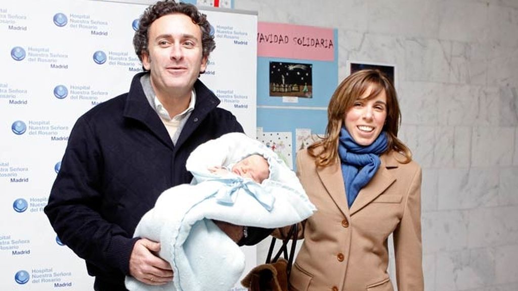 Ana y Alejandro presentan a Alonso, el último miembro del clan Aznar